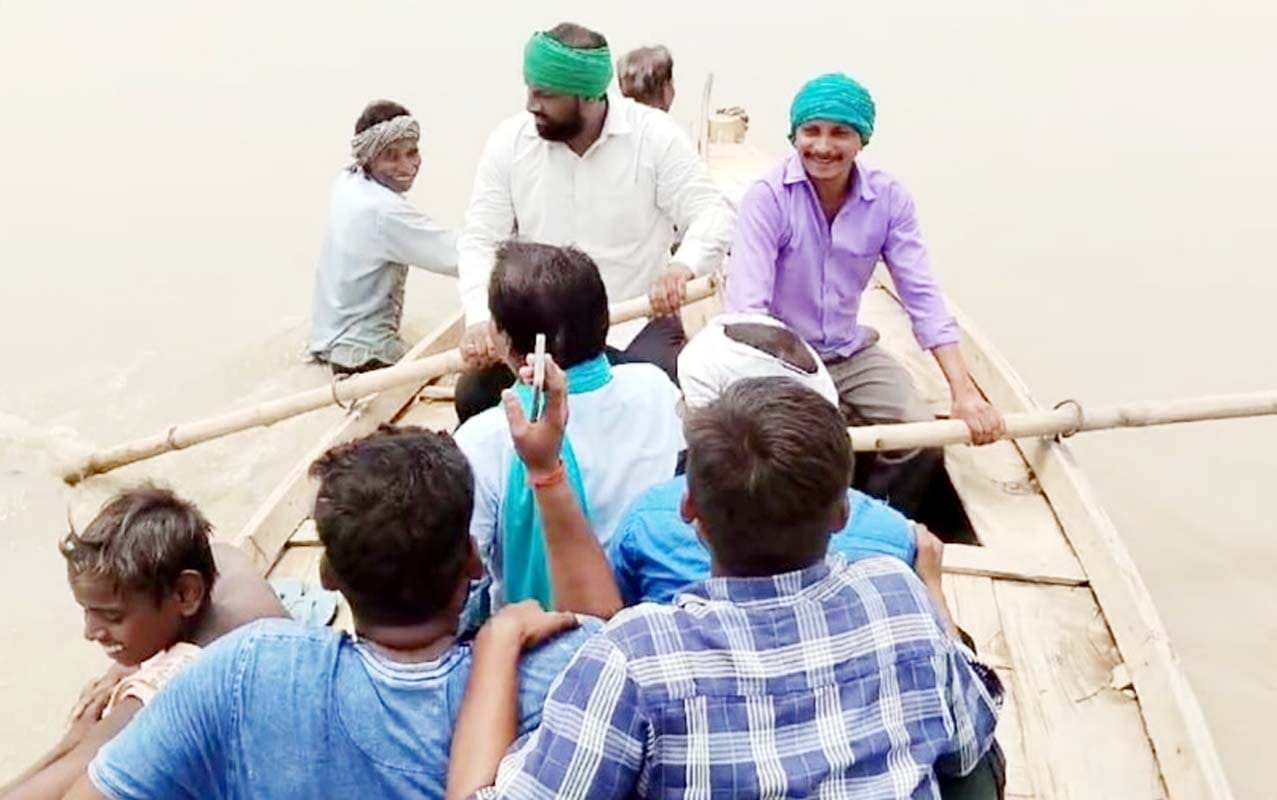 बाढ़ पीड़ितों को भोजन वितरित करते लेखपाल कुमार गौरव और प्रधान रामकिशोर। स्रोत प्रशासन बाढ़ पीड़ितों को भोजन वितरित करते लेखपाल कुमार गौरव और प्रधान रामकिशोर। स्रोत प्रशासन