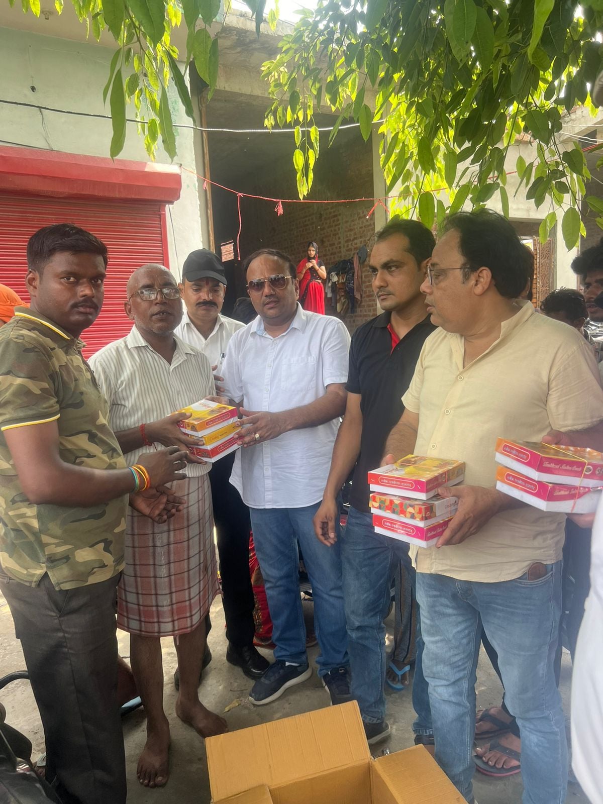 बाढ़ पीड़ितों के लिए भोजन तैयार करते मानवता वेलफेयर सोसाइटी के सदस्य। स्रोत : संस्था