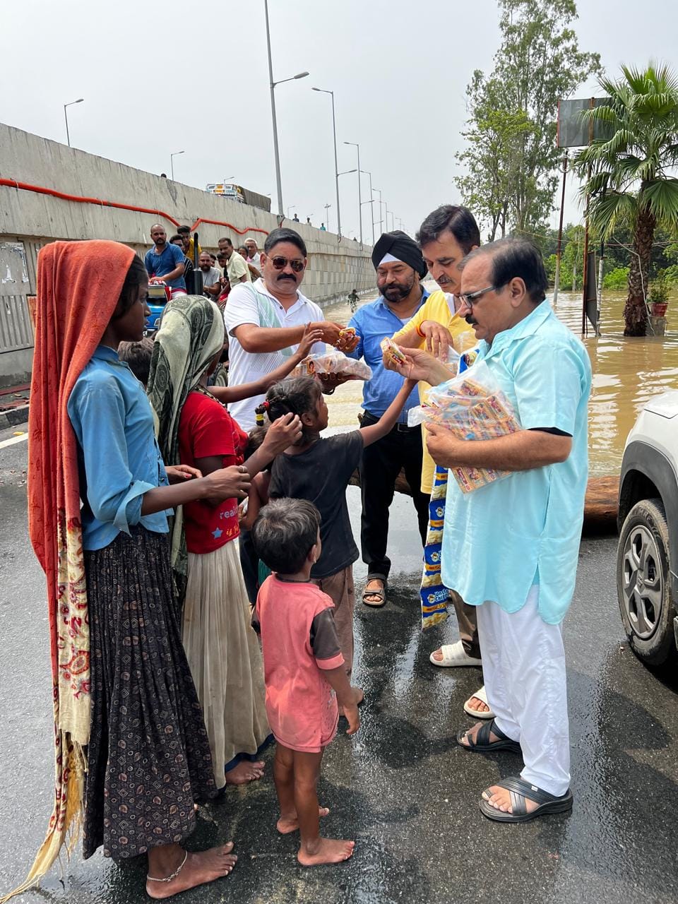 बाढ़ पीड़ितों के लिए भोजन तैयार करते मानवता वेलफेयर सोसाइटी के सदस्य। स्रोत : संस्था