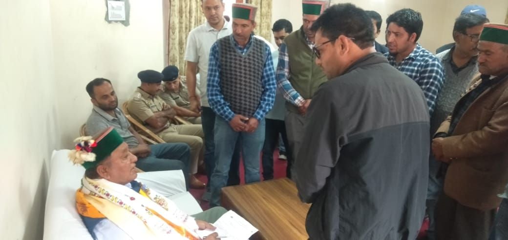 चौरा के पास राजस्व,बागवानी मंत्री जगत सिंह नेगी का स्वागत करते स्थानीय लोग चौरा के पास राजस्व,बागवानी मंत्री जगत सिंह नेगी का स्वागत करते स्थानीय लोग