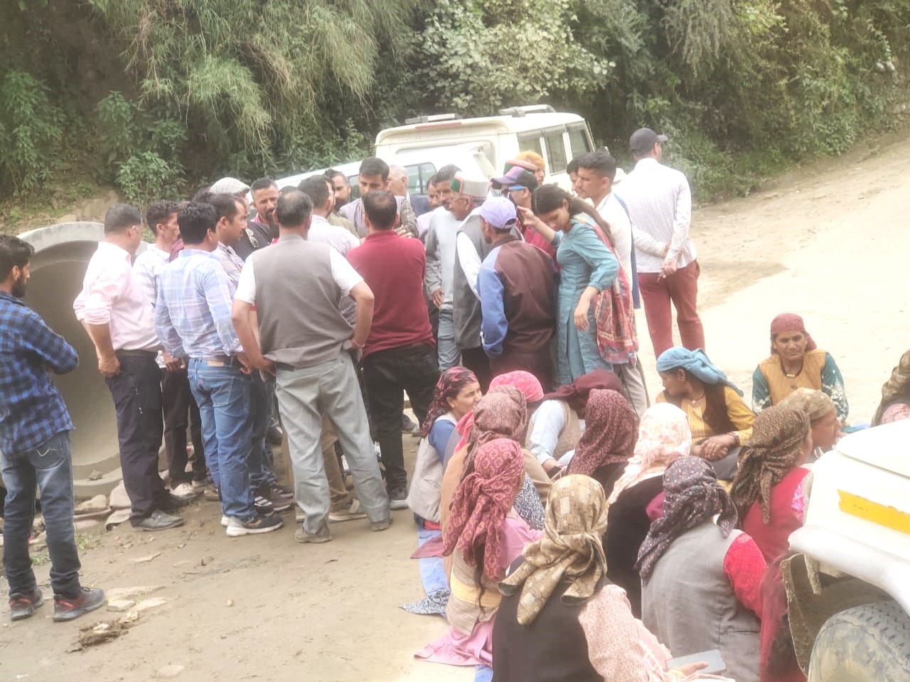 चिड़गांव तहसील के बडियारा में पुल पर धरे में बैठे डिस्वाणी पंचायत के लोग चिड़गांव तहसील के बडियारा में पुल पर धरे में बैठे डिस्वाणी पंचायत के लोग