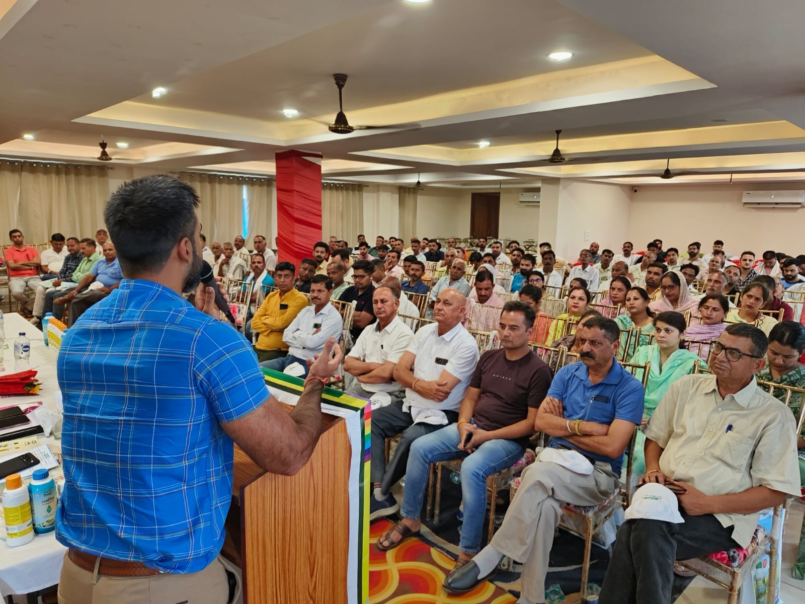 इफ्को ऊना द्वारा आयोजित कार्यक्रम में आए हुए लोगों को सम्बोधित करते उपायुक्त जतिन लाल।संवाद इफ्को ऊना द्वारा आयोजित कार्यक्रम में आए हुए लोगों को सम्बोधित करते उपायुक्त जतिन लाल।संवाद