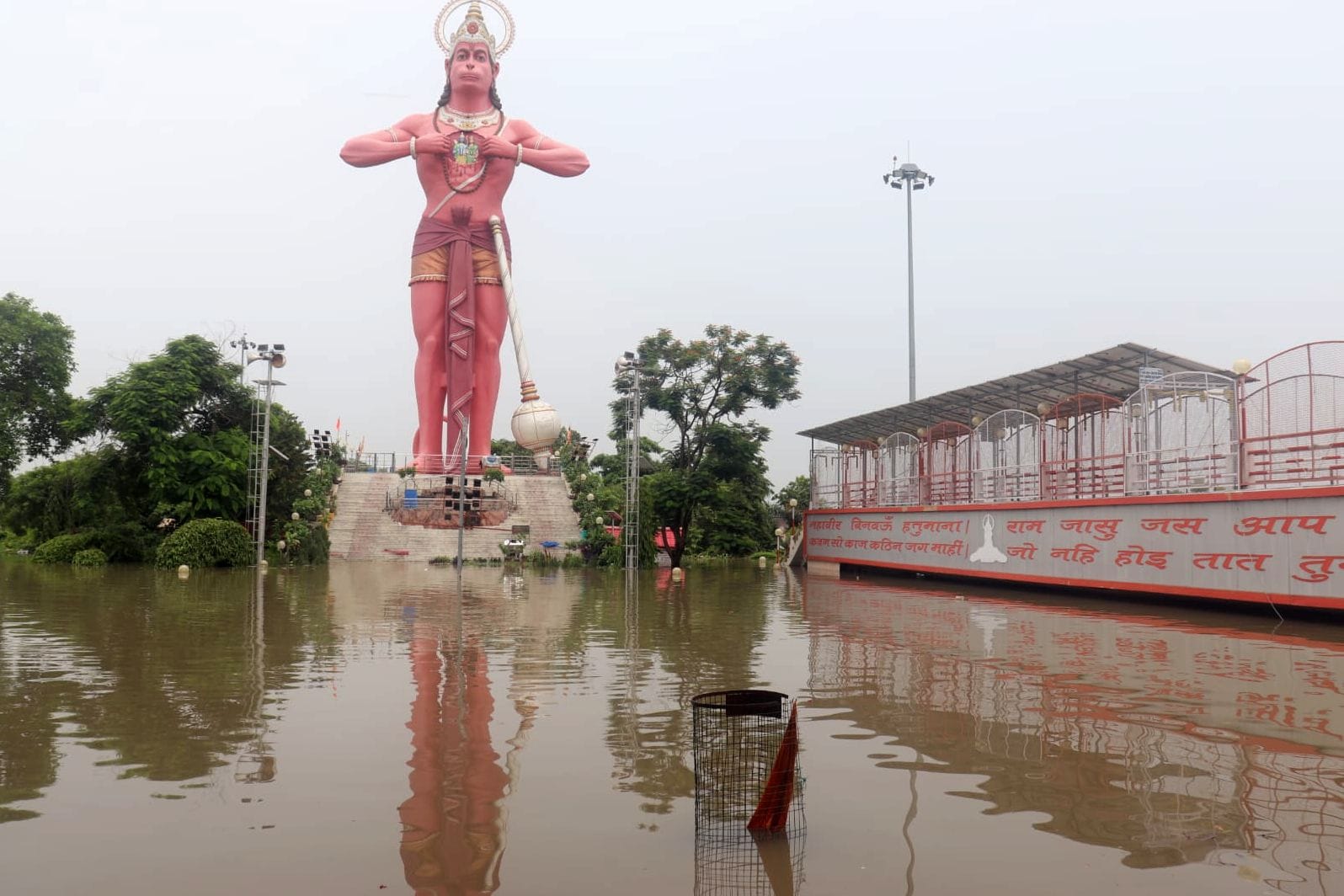 ख्वाजा फिरोज मोहल्ले में भरा खन्नौत नदी का पानी। संवाद ख्वाजा फिरोज मोहल्ले में भरा खन्नौत नदी का पानी। संवाद