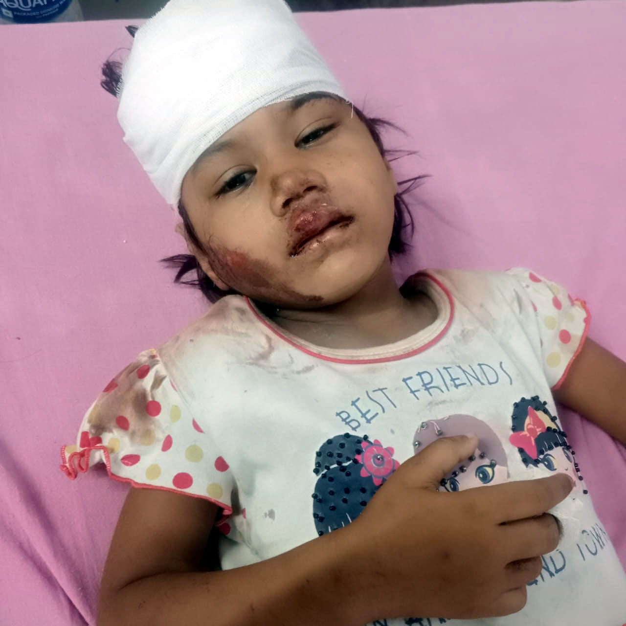 वह जर्जर दीवार जिसके मलबे में दबकर घायल हुई थी दोनों बहने। संवाद