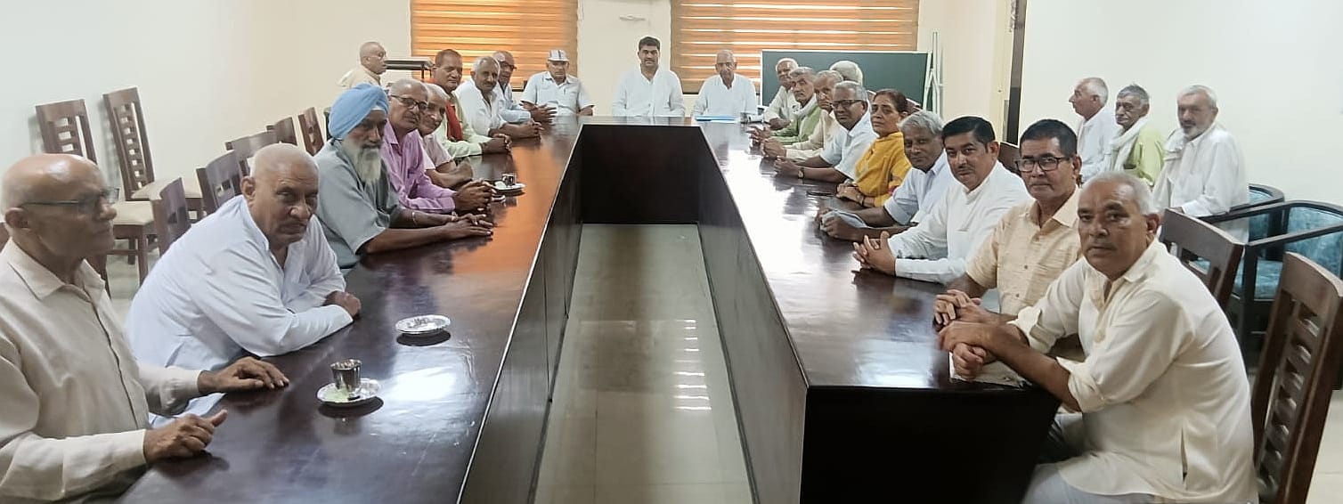 13जेएनडी08: पुलिस लाइन में आयोजित बैठक में भाग लेते हुए पेंशनर्ज। स्रोत एसोसिएशन