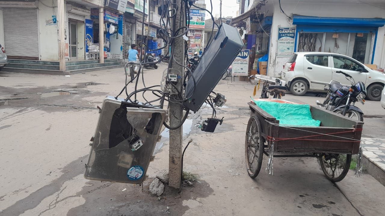 13जेएनडी11 : नरवाना के पतराम नगर में टूटे पड़े मीटर बॉक्स व लटकते तार। संवाद
