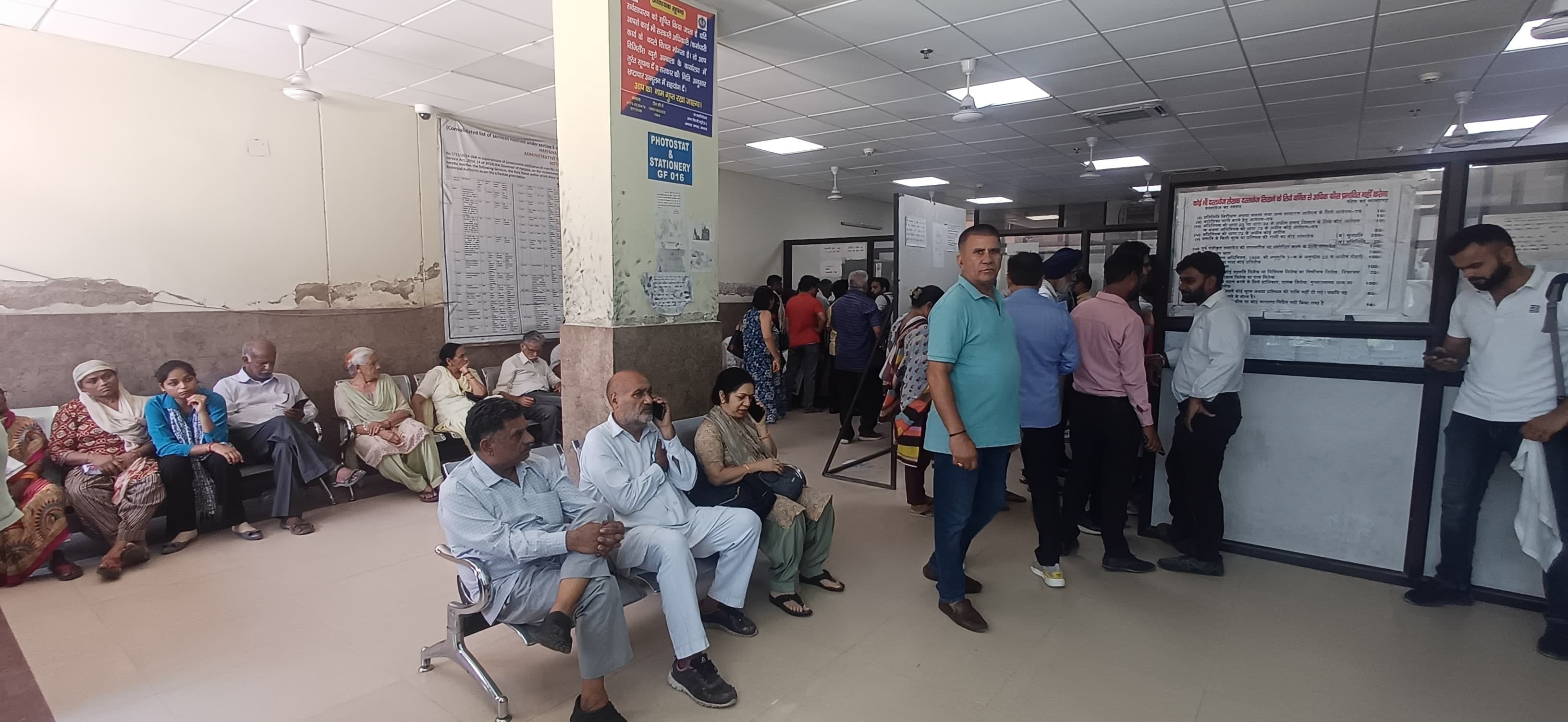 अंबाला छावनी तहसील में टूटी कुर्सियां। संवाद अंबाला छावनी तहसील में टूटी कुर्सियां। संवाद