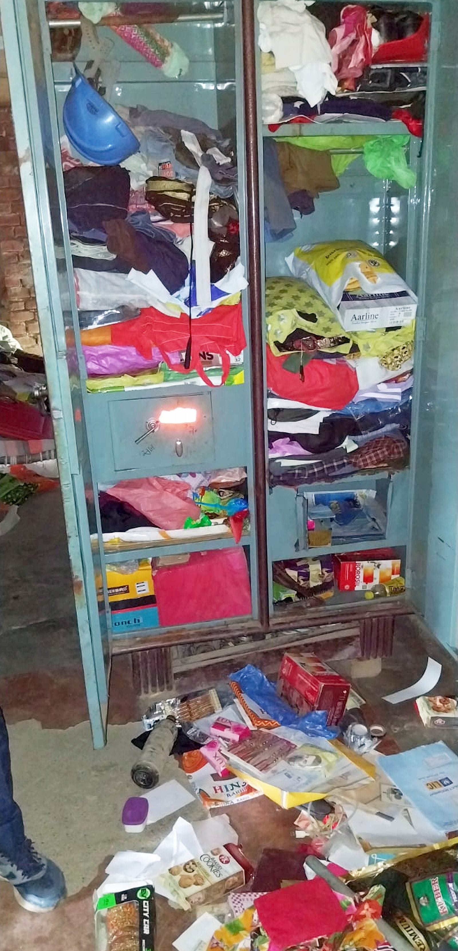 असरासी संविलियन विद्यालय में चोरी करने के बाद पिलर पर लिखी लाइनें। संवाद असरासी संविलियन विद्यालय में चोरी करने के बाद पिलर पर लिखी लाइनें। संवाद
