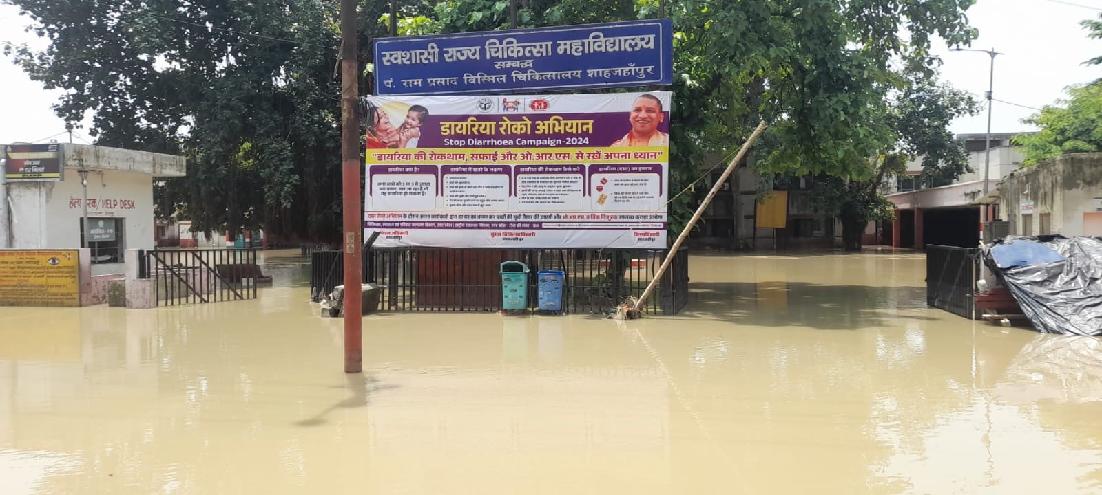 बुलडोजर की सवारी: लखनऊ दिल्ली हाइवे पर अभी भी पानी भरा हुआ है लोग आने-जाने के लिए अलग अलग साधनो