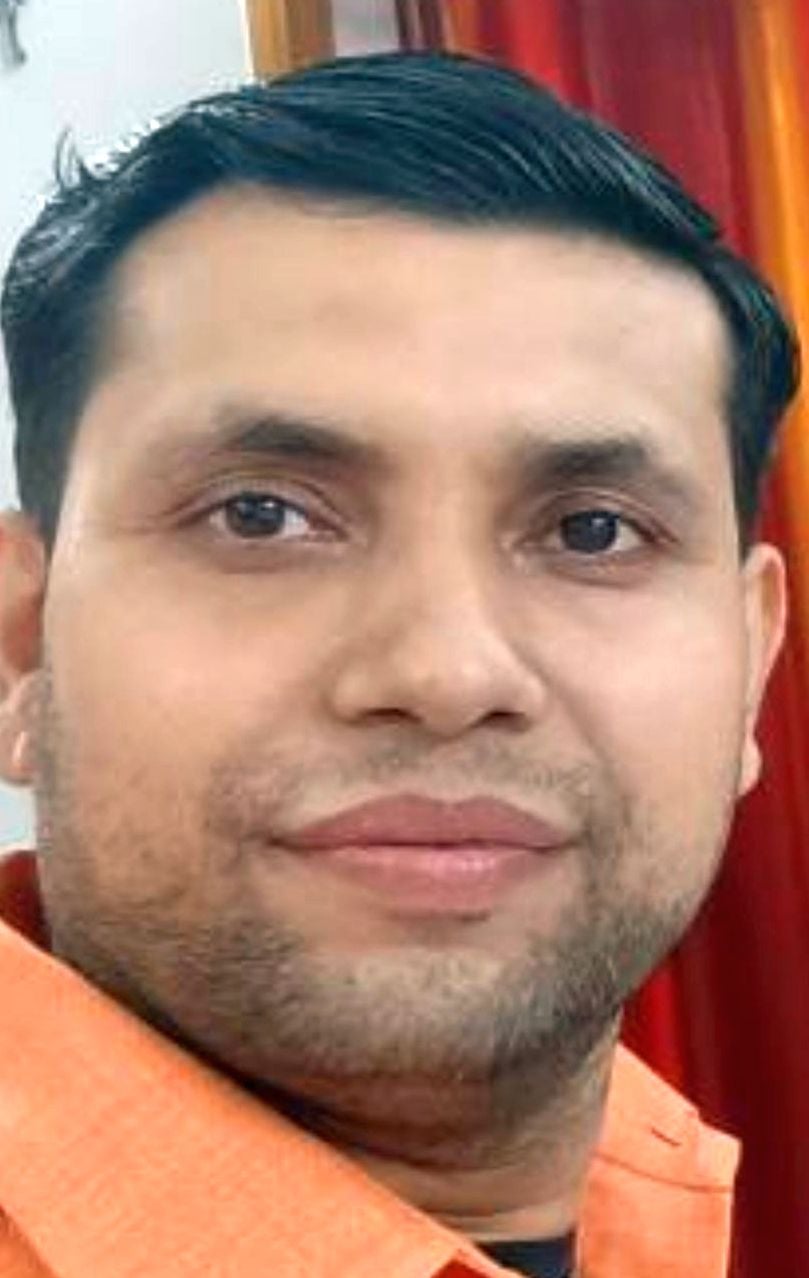 बुलडोजर की सवारी: लखनऊ दिल्ली हाइवे पर अभी भी पानी भरा हुआ है लोग आने-जाने के लिए अलग अलग साधनो