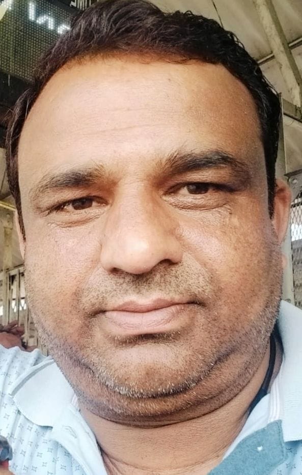 बुलडोजर की सवारी: लखनऊ दिल्ली हाइवे पर अभी भी पानी भरा हुआ है लोग आने-जाने के लिए अलग अलग साधनो