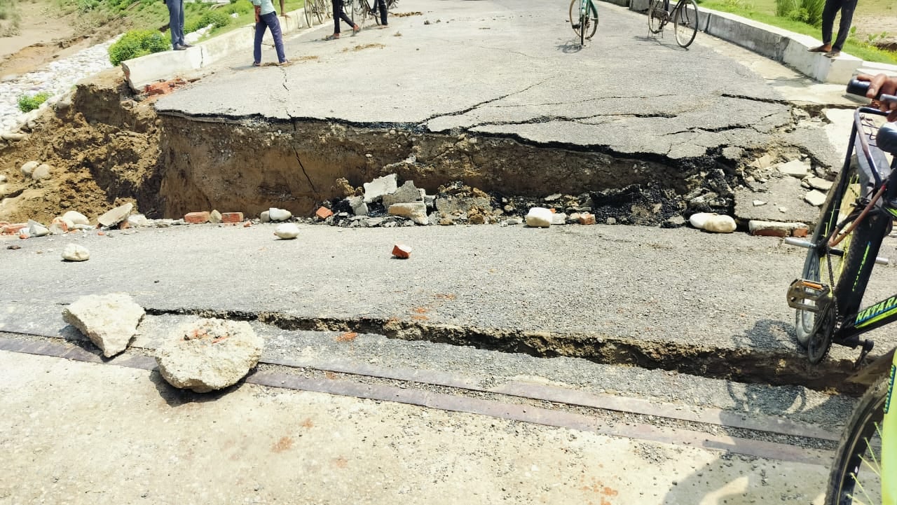 बीसलपुर चौसरा मार्ग पर भरा बाढ़ का पानी।संवाद बीसलपुर चौसरा मार्ग पर भरा बाढ़ का पानी।संवाद