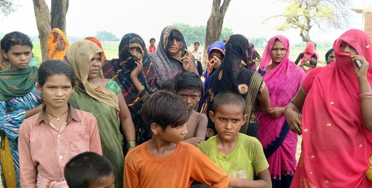 चरवा थाना क्षेत्र पूरे आयोध्या गांव के समीप खेत में जगन सरोज का शव मिलने के बाद घटना स्थल पर छा