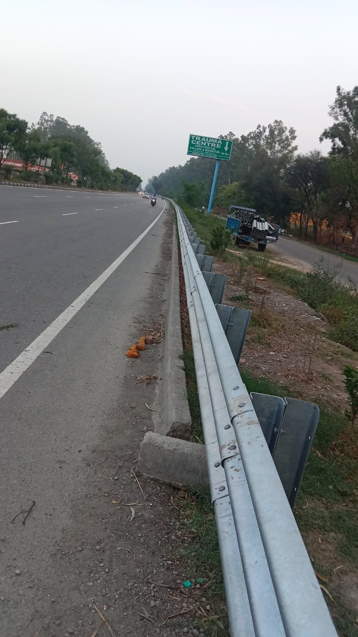 जीटी रोड पर एनएचएआई द्वारा कंकरीट के डिवाइडरों से बंद किए अवैध कट। जीटी रोड पर एनएचएआई द्वारा कंकरीट के डिवाइडरों से बंद किए अवैध कट।