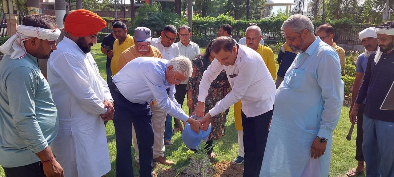 कुरुक्षेत्र। पौध रोपण के लिए कस्सी चलाते हुए केडीबी सीईओ एवं अतिरिक्त उपायुक्त डॉ वैशाली शर्मा।
