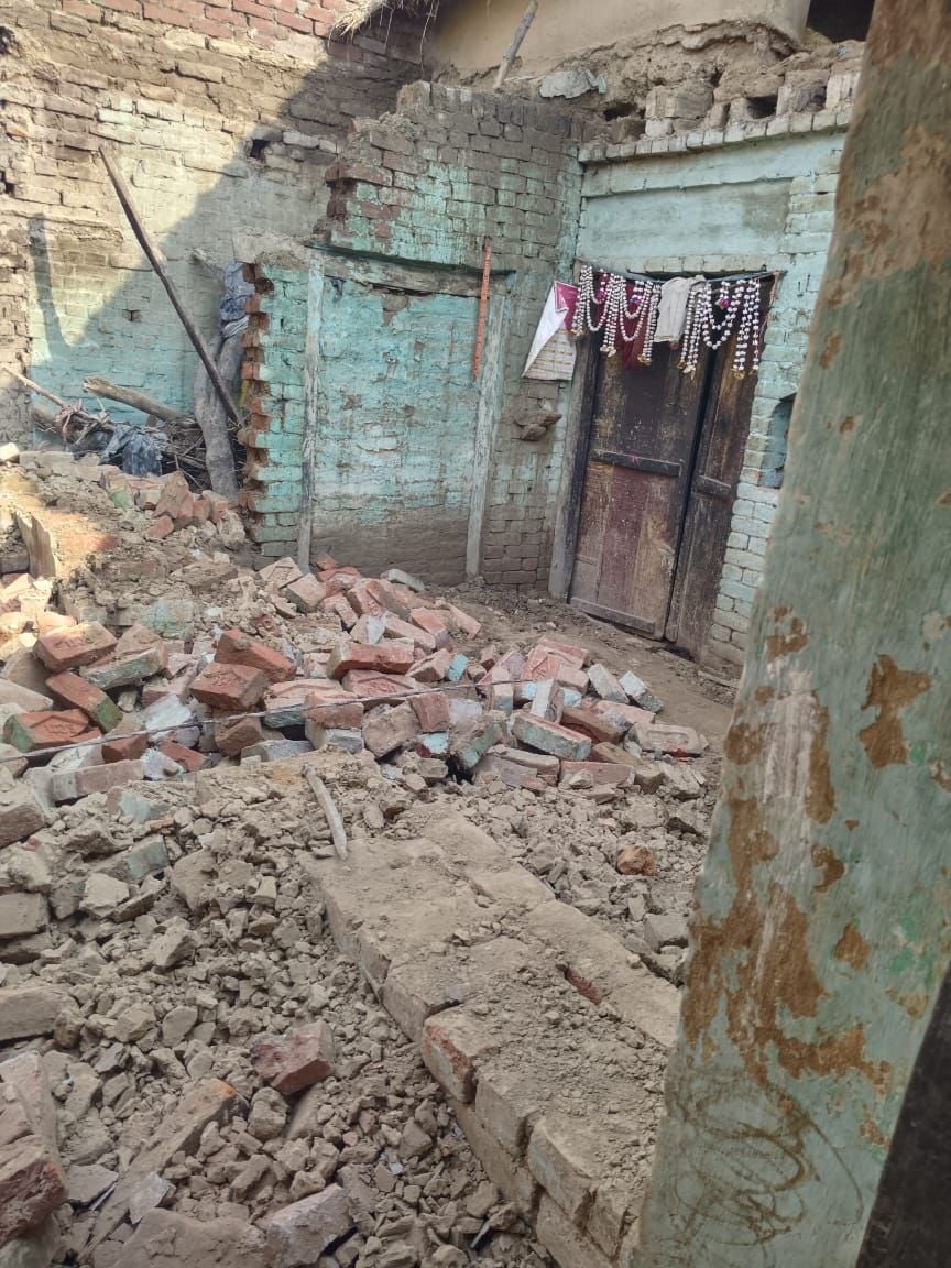 कुर्रिया कलां क्षेत्र में चौहनापुर गांव में बाढ़ का पानी भर जाने से अपने परिवार व जानवरों के साथ