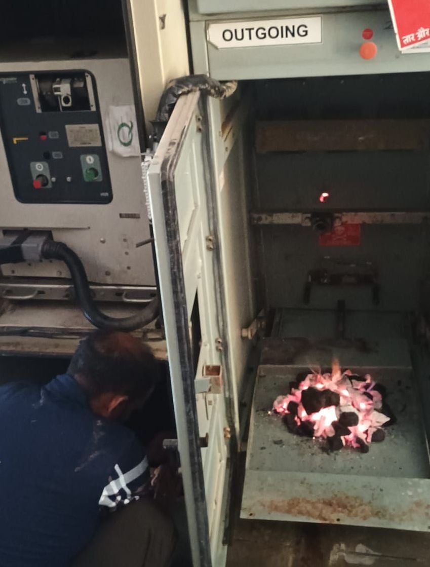 शाहजहांपुर में आवास विकास उपकेंद्र की मरम्मत कार्य में जुटे कर्मचारी। स्रोत: बिजली निगम शाहजहांपुर में आवास विकास उपकेंद्र की मरम्मत कार्य में जुटे कर्मचारी। स्रोत: बिजली निगम