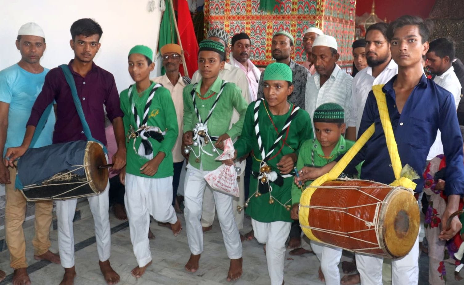 शाहजहांपुर में दिलाजाक स्थित इमामबाड़े में ताजिये में फातिहा कराते अकीदतमंद। संवाद