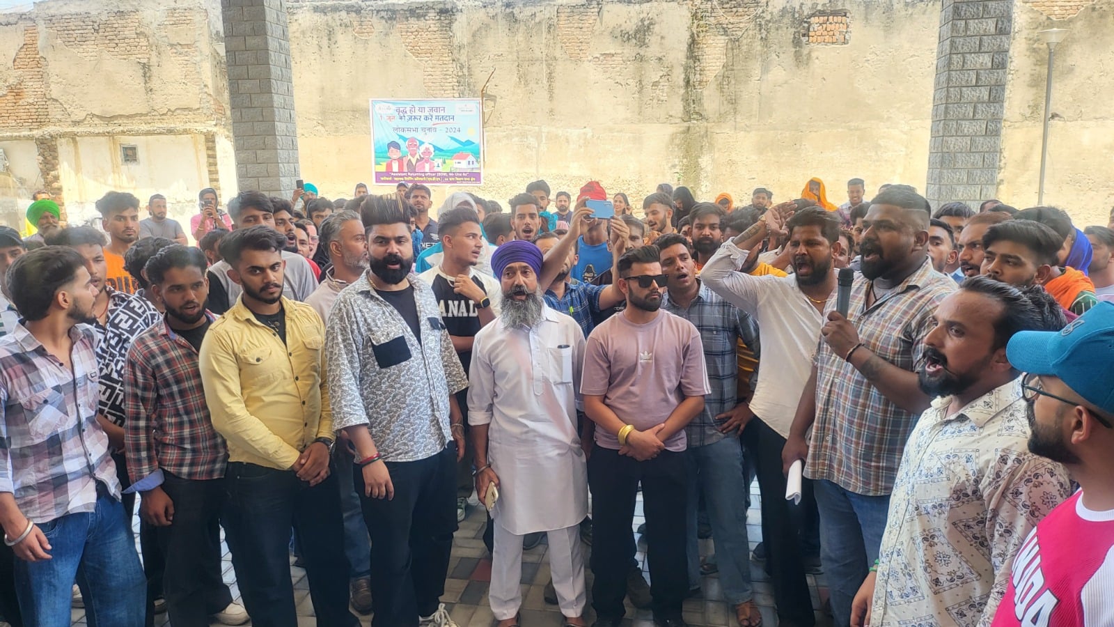 ऊना में प्रदर्शन करते महर्षि वाल्मीकि गुरु रविदास यूथ एकता महासभा के सदस्य।संवाद