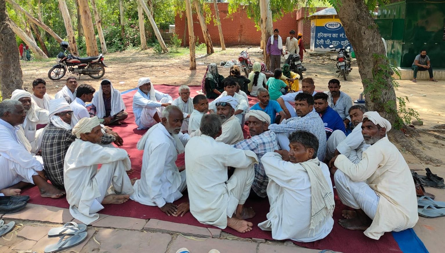 14जेएनडी04: लघु सचिवालय के बाहर धरने पर बैठे मृतक के परिजन। संवाद। 14जेएनडी04: लघु सचिवालय के बाहर धरने पर बैठे मृतक के परिजन। संवाद।