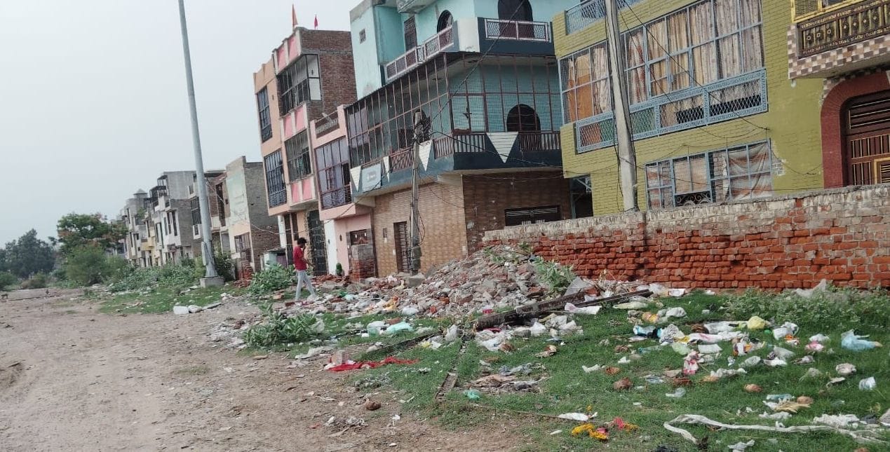 14जेएनडी11-रेलवे मालगोदाम के साथ लगती जर्जर होकर गिरी दीवार। संवाद 14जेएनडी11-रेलवे मालगोदाम के साथ लगती जर्जर होकर गिरी दीवार। संवाद
