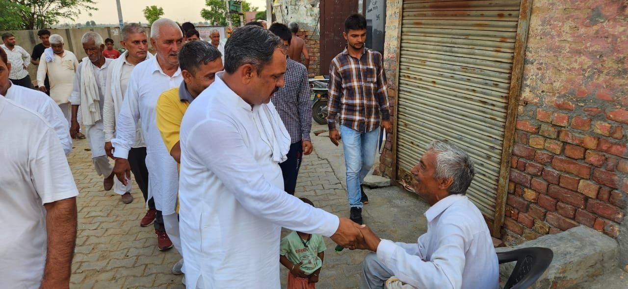 14जेएनडी13-जनसंपर्क अभियान के तहत ग्रामीणों से मिलते हुए वीरेंद्र घोघडिय़ां। संवाद 14जेएनडी13-जनसंपर्क अभियान के तहत ग्रामीणों से मिलते हुए वीरेंद्र घोघडिय़ां। संवाद
