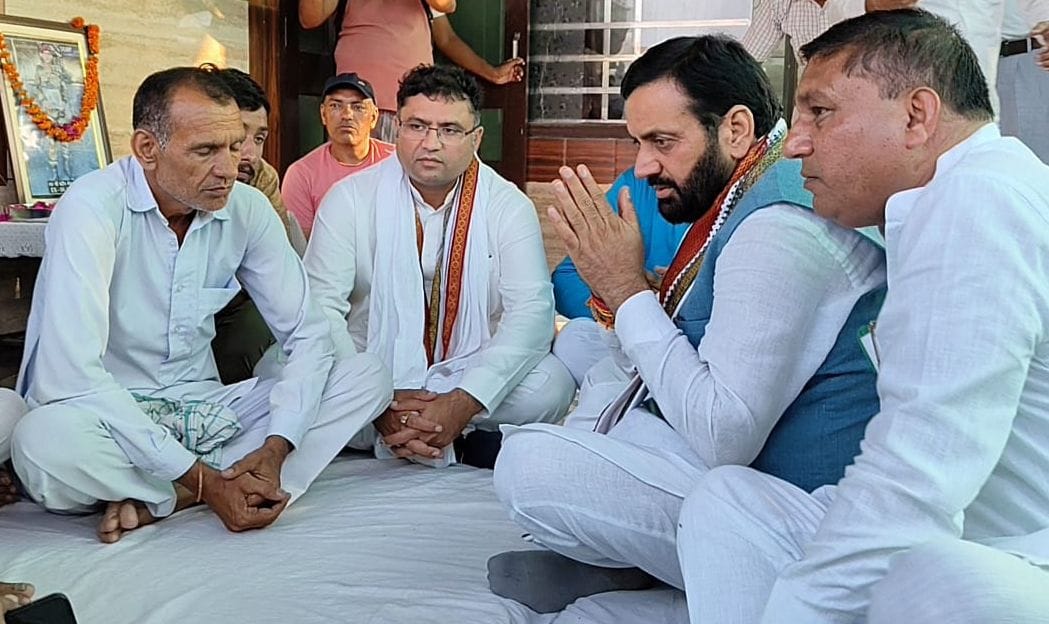 14जेएनडी26 : राजगढ़ गांव के पास हादसे में दुर्घटनाग्रस्त गाड़ी। संवाद
