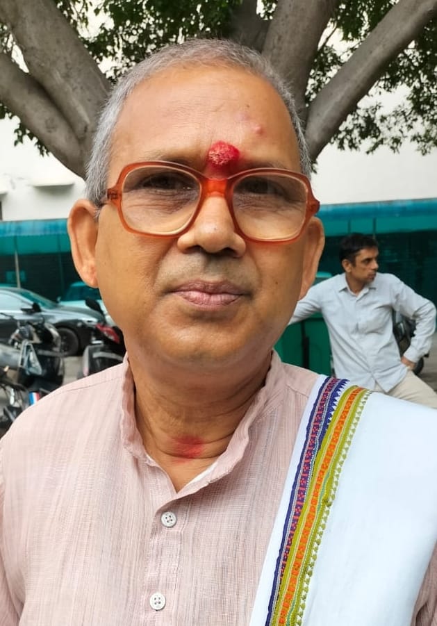 14सीटीके32...नागरिक अस्पताल में दवाईं के काउंटर पर लगी मरीजों की भीड। संवाद