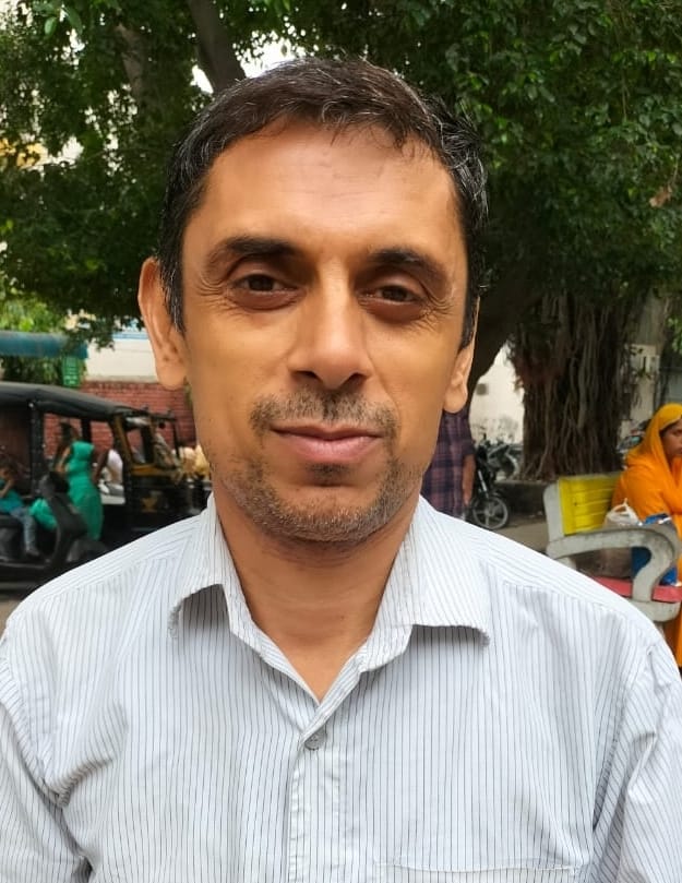 14सीटीके32...नागरिक अस्पताल में दवाईं के काउंटर पर लगी मरीजों की भीड। संवाद