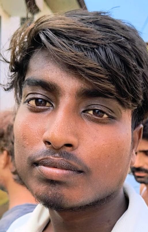 आवास विकास कॉलोनी में ट्रैक्टर से भरके लाया गाया खाने पीने का सामान मोमबत्ती व जनरेटर। संवाद