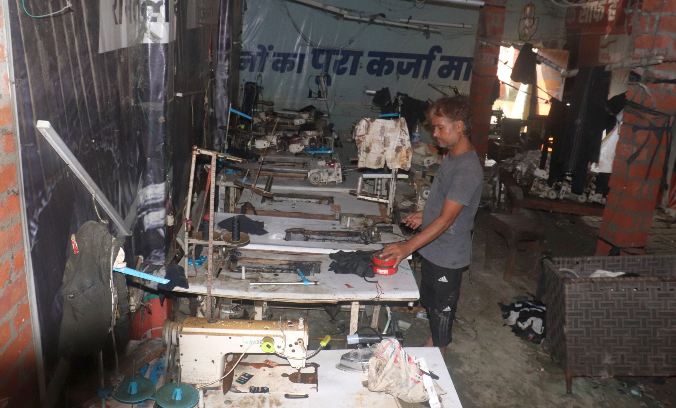 आवास विकास कॉलोनी में ट्रैक्टर से भरके लाया गाया खाने पीने का सामान मोमबत्ती व जनरेटर। संवाद
