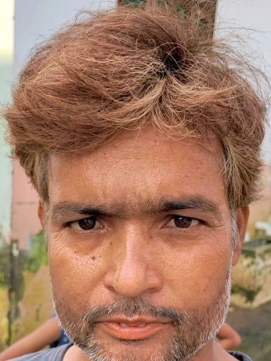 आवास विकास कॉलोनी में ट्रैक्टर से भरके लाया गाया खाने पीने का सामान मोमबत्ती व जनरेटर। संवाद