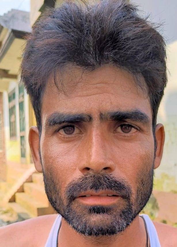 आवास विकास कॉलोनी में ट्रैक्टर से भरके लाया गाया खाने पीने का सामान मोमबत्ती व जनरेटर। संवाद