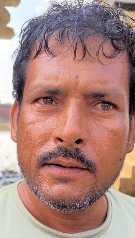 आवास विकास कॉलोनी में ट्रैक्टर से भरके लाया गाया खाने पीने का सामान मोमबत्ती व जनरेटर। संवाद