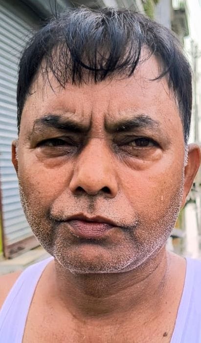 आवास विकास कॉलोनी में ट्रैक्टर से भरके लाया गाया खाने पीने का सामान मोमबत्ती व जनरेटर। संवाद