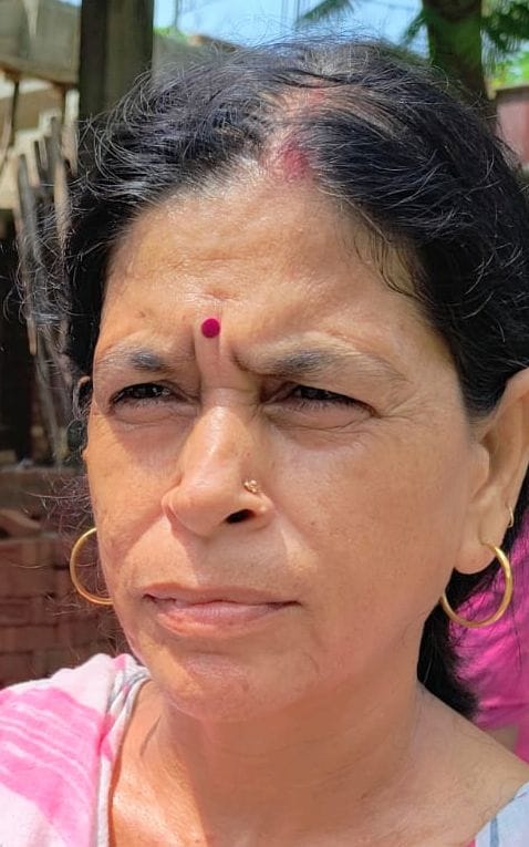 आवास विकास कॉलोनी में ट्रैक्टर से भरके लाया गाया खाने पीने का सामान मोमबत्ती व जनरेटर। संवाद