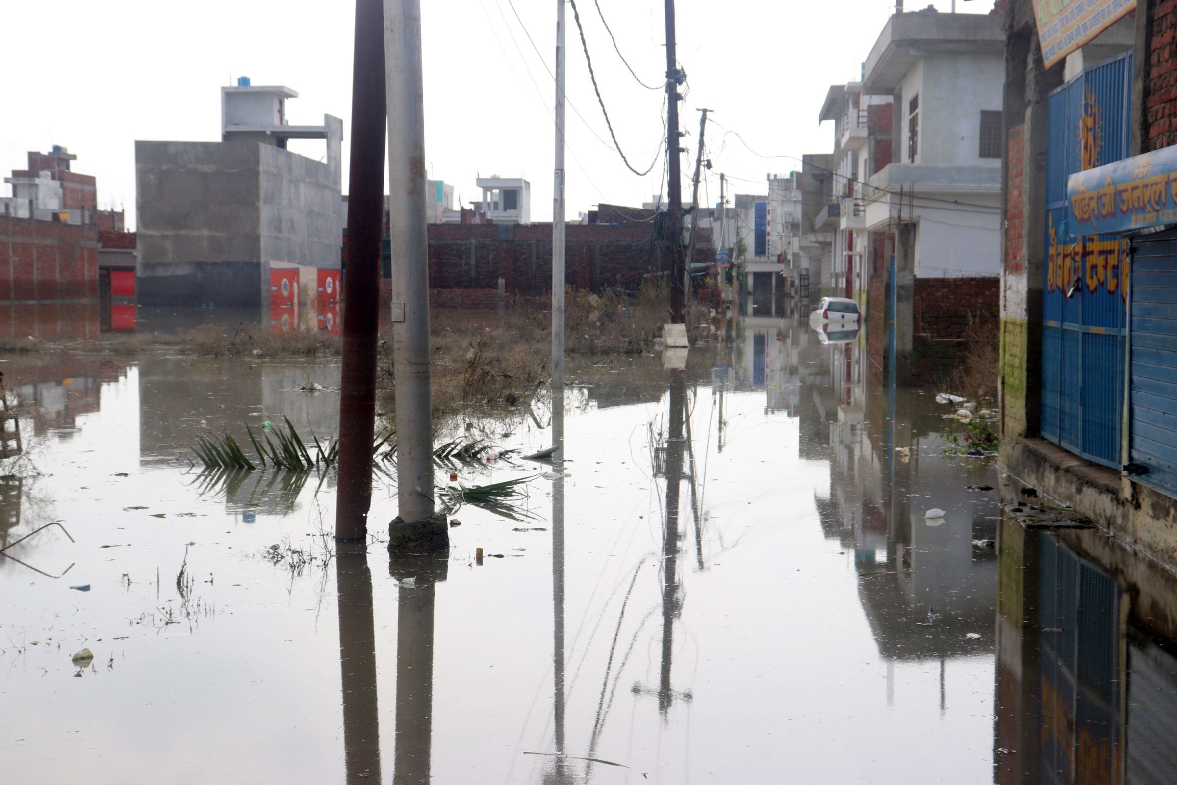 आवास विकास कॉलोनी में ट्रैक्टर से भरके लाया गाया खाने पीने का सामान मोमबत्ती व जनरेटर। संवाद