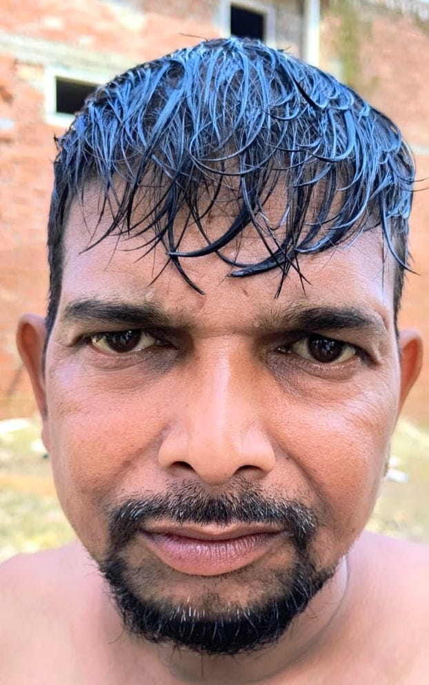 आवास विकास कॉलोनी में ट्रैक्टर से भरके लाया गाया खाने पीने का सामान मोमबत्ती व जनरेटर। संवाद