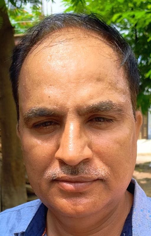 आवास विकास कॉलोनी में ट्रैक्टर से भरके लाया गाया खाने पीने का सामान मोमबत्ती व जनरेटर। संवाद