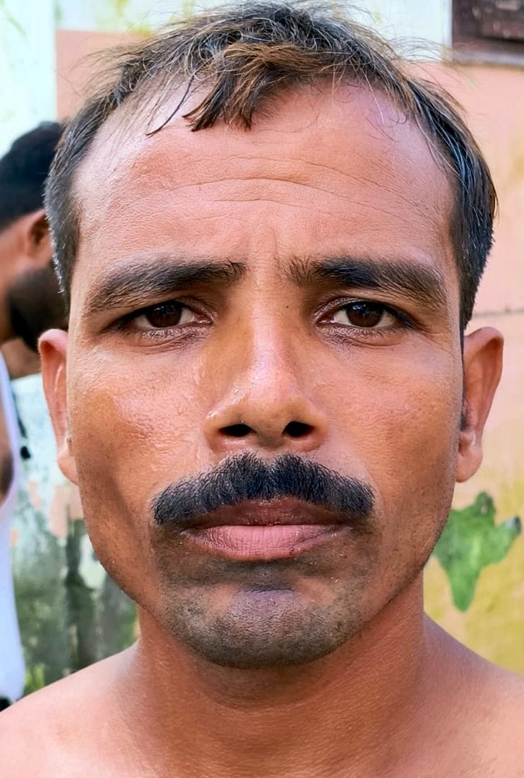 आवास विकास कॉलोनी में ट्रैक्टर से भरके लाया गाया खाने पीने का सामान मोमबत्ती व जनरेटर। संवाद