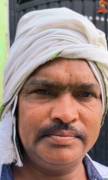 आवास विकास कॉलोनी में ट्रैक्टर से भरके लाया गाया खाने पीने का सामान मोमबत्ती व जनरेटर। संवाद