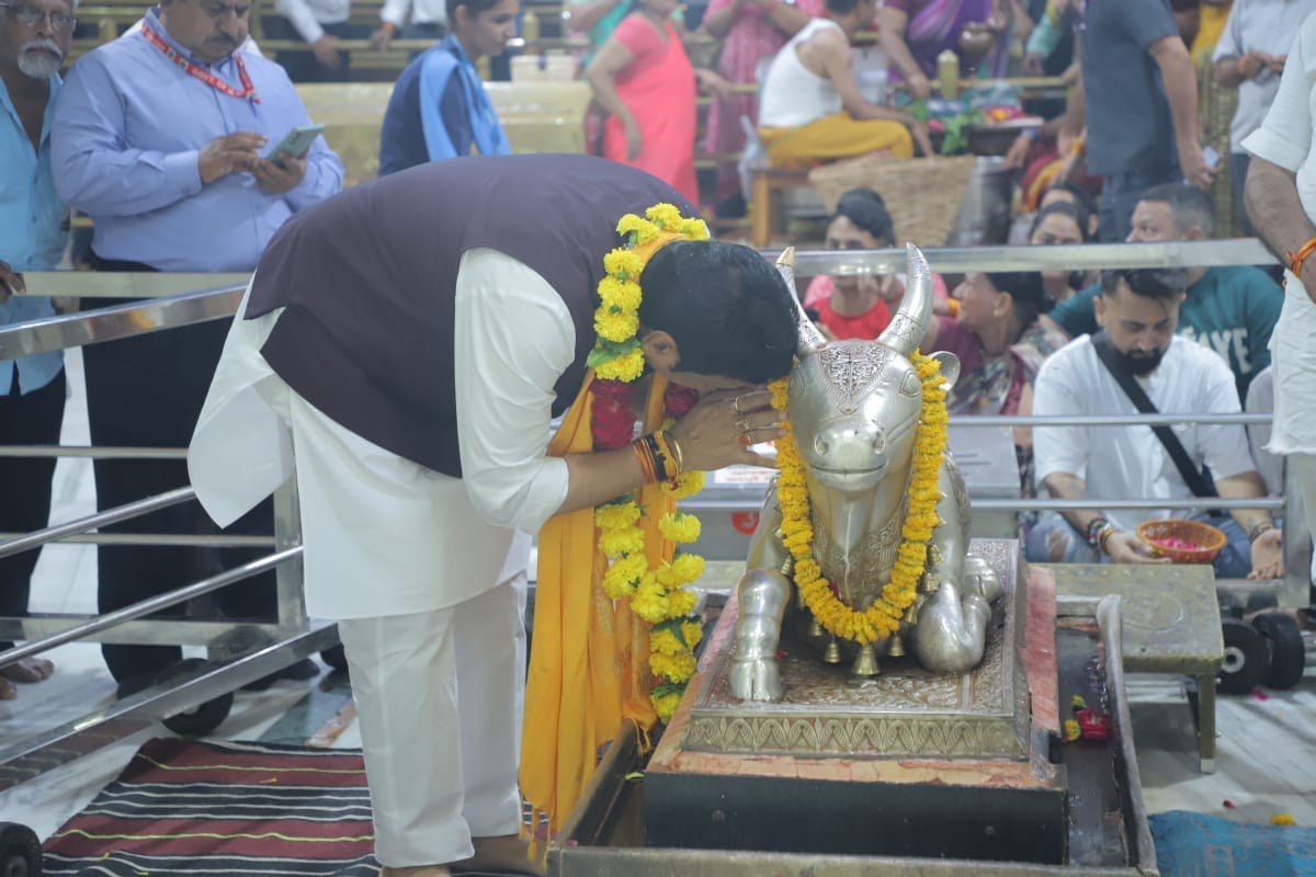 बाबा महाकाल के दर्शन करने पहुँचे उपभोक्ता संरक्षण मंत्री गोविंद सिंह राजपूत और पद्मश्री दिव्यां