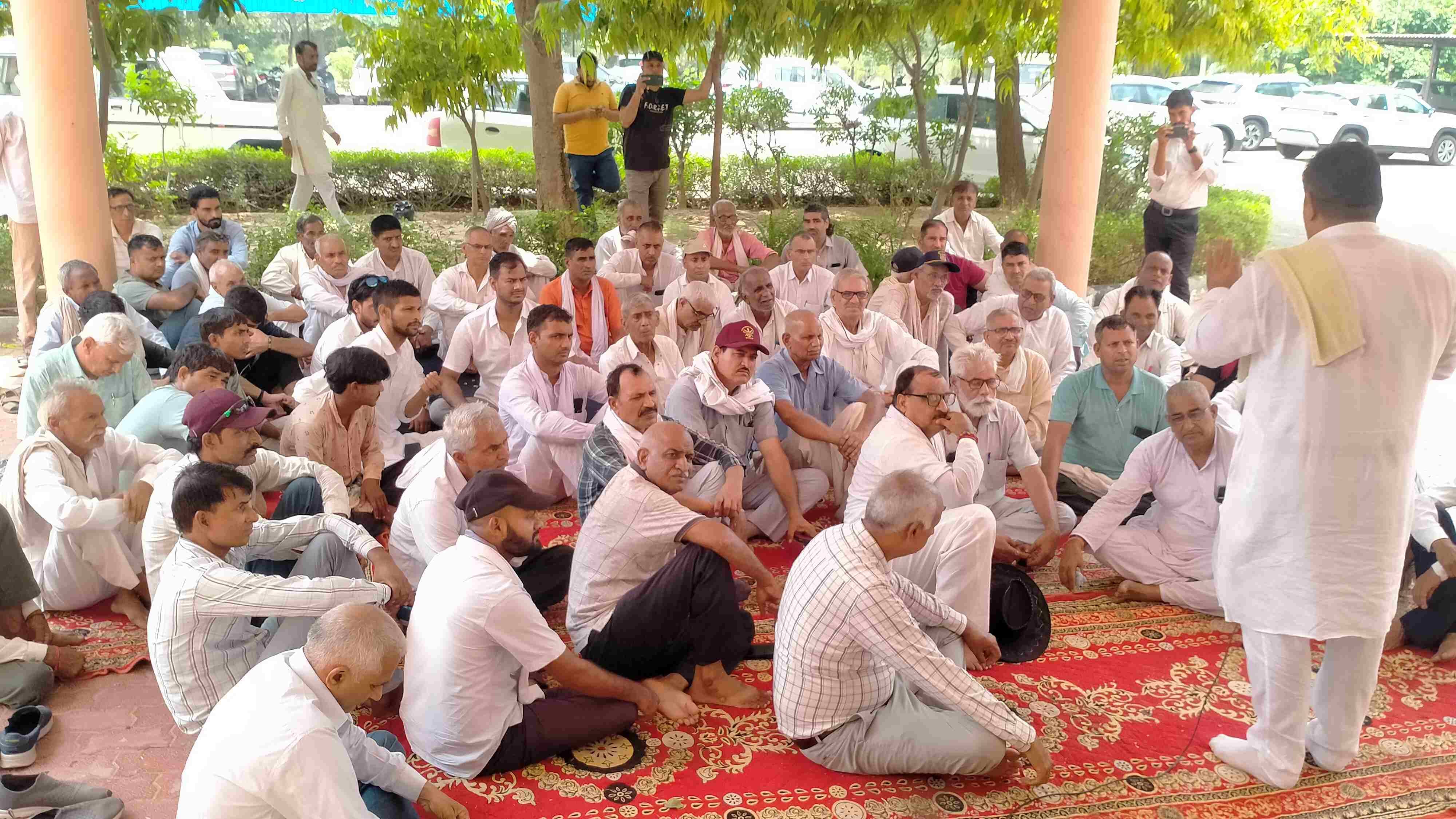 फोटो संख्या:60- धरने को संबोधित करते आप पार्टी के प्रदेश उपाध्यक्ष डॉ. मनीष यादव--स्रोत--संवाद