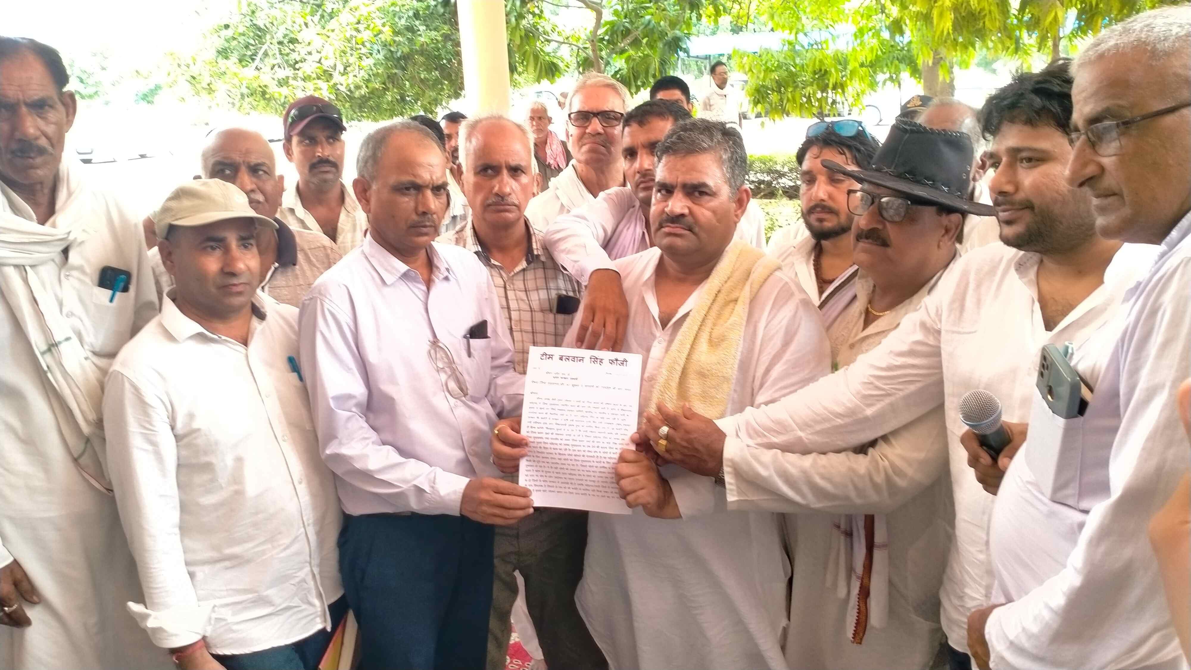 फोटो संख्या:60- धरने को संबोधित करते आप पार्टी के प्रदेश उपाध्यक्ष डॉ. मनीष यादव--स्रोत--संवाद