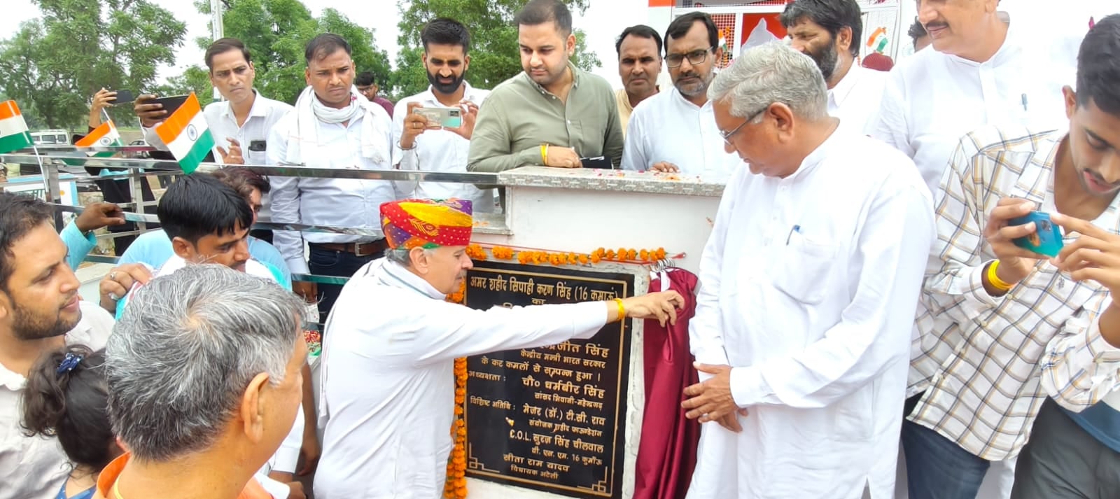 फोटो संख्या:62- शहीद की मूर्ति का अनावरण करते केंद्रीय योजना व सांख्यिकी राज्य मंत्री राव इंद्र फोटो संख्या:62- शहीद की मूर्ति का अनावरण करते केंद्रीय योजना व सांख्यिकी राज्य मंत्री राव इंद्र