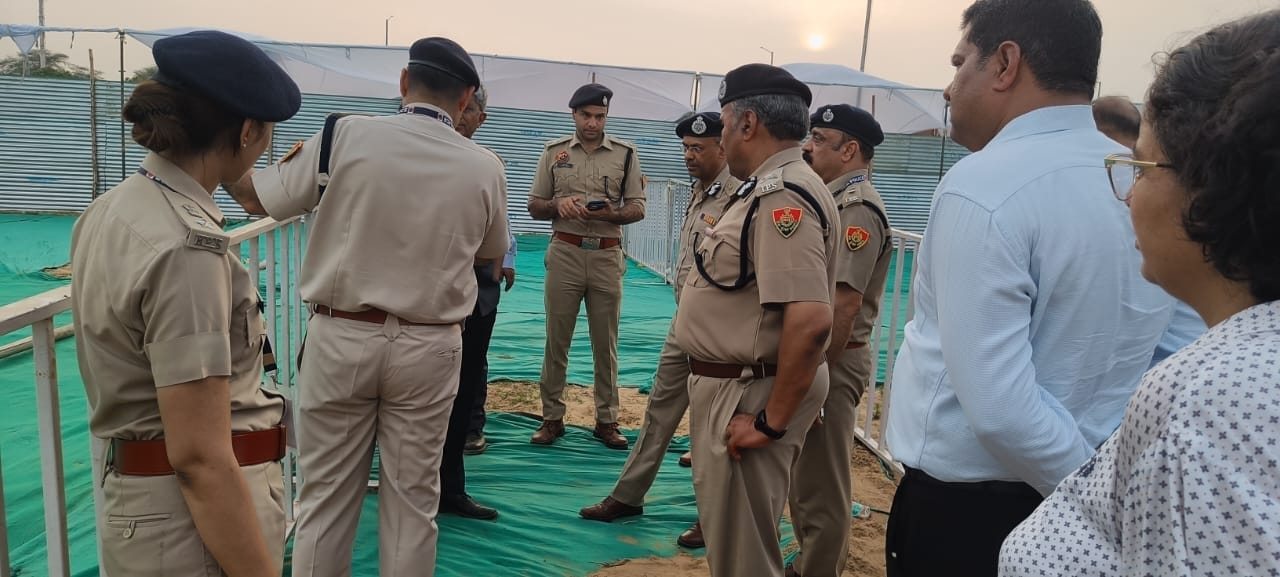फोटो संख्या:70- तैयारियाें का जायजा लेते पुलिस के अधिकारी--स्रोत--संवाद फोटो संख्या:70- तैयारियाें का जायजा लेते पुलिस के अधिकारी--स्रोत--संवाद
