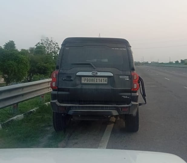 फोटो संख्या:71- गांव सुरजनवास के नजदीक इसी ट्रक से स्कॉर्पियो टकराई थी। स्रोत : पुलिस फोटो संख्या:71- गांव सुरजनवास के नजदीक इसी ट्रक से स्कॉर्पियो टकराई थी। स्रोत : पुलिस