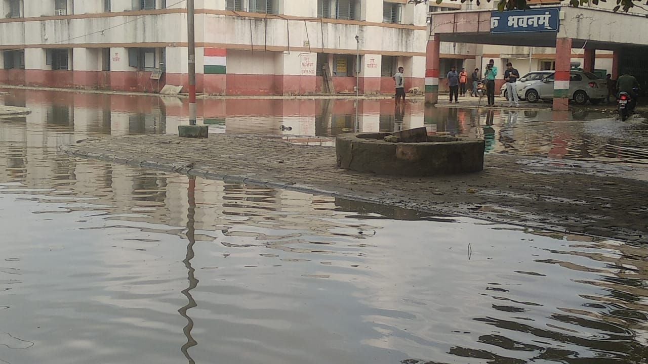 शाहजहांपुर के राजकीय मेडिकल कॉलेज में सफाई कार्य कराते प्राचार्य डॉ.राजेश कुमार। स्रोत: कॉलेज प