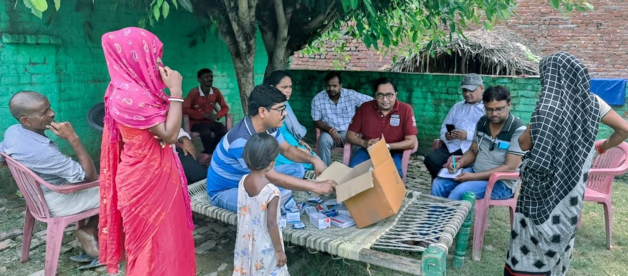 शाहजहांपुर के राजकीय मेडिकल कॉलेज में सफाई कार्य कराते प्राचार्य डॉ.राजेश कुमार। स्रोत: कॉलेज प