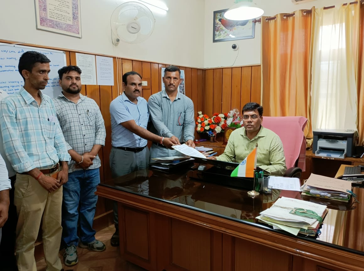 उपायुक्त बिलासपुर आबिद हुसैन सादिक को ज्ञापन सौंपते पटवारी एवं कानूनगो। संवाद उपायुक्त बिलासपुर आबिद हुसैन सादिक को ज्ञापन सौंपते पटवारी एवं कानूनगो। संवाद